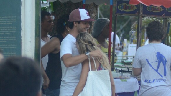 Alexandre Pato desfila agarradinho com namorada em Trancoso, na Bahia