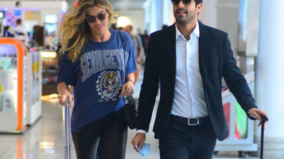 Grazi Massafera é clicada com namorado, Patrick Bulus, em aeroporto do RJ. Fotos