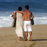 Débora Nascimento vai à praia em Noronha com José Loreto usando look comportado