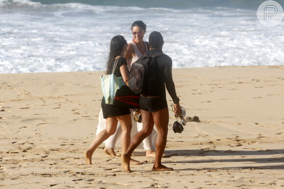 Atriz Débora Nascimento aparece em praia de vestido durante passeio em Fernando de Noronha