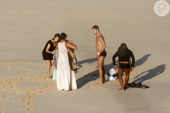 Débora Nascimento e o namorado José Loreto aparecem em praia com amigos, em Fernando de Noronha, Pernambuco; atriz cobriu o corpão com vestido