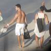 Débora Nascimento é flagrada em praia de Fernando de Noronha de vestidão e mochila nas costas; atriz estava acompanha do namorado, o ator José Loreto e amigos