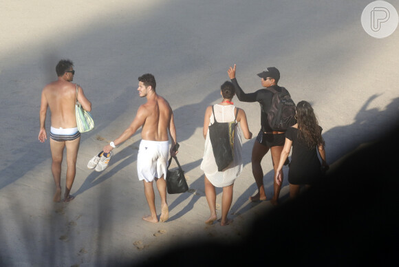 Débora Nascimento é flagrada em praia de Fernando de Noronha de vestidão e mochila nas costas; atriz estava acompanha do namorado, o ator José Loreto e amigos
