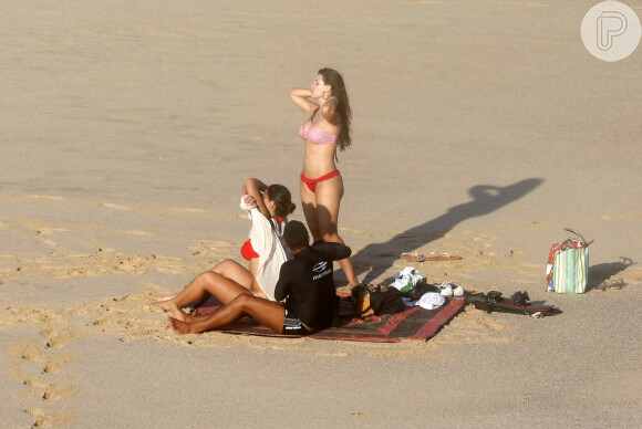 Débora Nascimento tira vestido para curtir sol de Fernando de Noronha, acompanhada pelo namorado, o ator José Loreto, e amigos