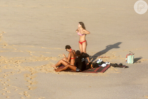 Débora Nascimento abandona saída de praia para aproveitar sol da Praia da Cacimba, em Fernando de Noronha, Pernambuco
