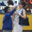 Drica Moraes divide chocolate com o filho antes de embarcar no Rio. Veja fotos!