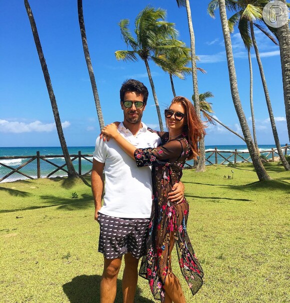 Marina Ruy Barbosa e Xandinho Negrão viajaram à Bahia para comemorar 10 meses de namoro. Atriz escolheu vestido Zara e óculos Prada para passar a sexta-feira, dia 11 de novembro de 2016, na praia