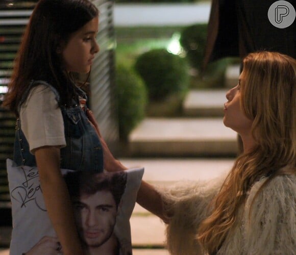 Diana (Alinne Moraes) percebe que Chiara (Lara Cariello) ficou incomoda ao vê-la com Léo (Rafael Vitti), na novela 'Rock Story'
