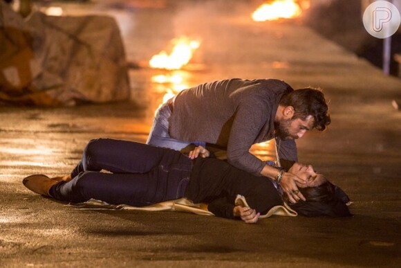 Alice (Giovanna Antonelli) e Mario (Bruno Gagliasso) quase morreram na explosão, na novela 'Sol Nascente'