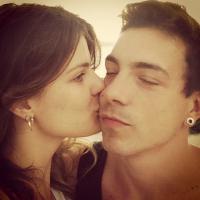 Isabelli Fontana beija Di Ferrero em clima de romance e deseja: 'Paz e amor!'