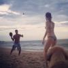 Isabelli Fontana postou foto mais cedo jogando frescobol com o irmão, Heric