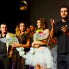 O elenco da peça 'Por Isso Fui Embora', formado por Flávio Rocha, Camila Lucciola, Priscila Fantin e Joaquim Lopes, agradece a presença da plateia