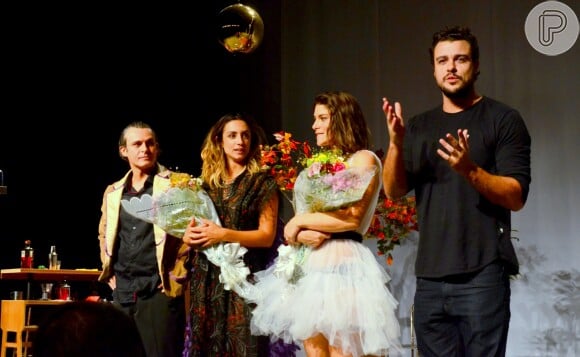 O elenco da peça 'Por Isso Fui Embora', formado por Flávio Rocha, Camila Lucciola, Priscila Fantin e Joaquim Lopes, agradece a presença da plateia