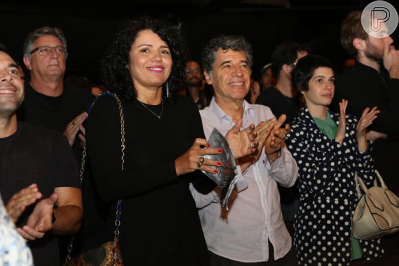 O casal Dadá Coelho e Paulo Betti aplaude o espetáculo
