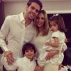 Kaká e a mulher Carol Celico posam com os filhos, Lucas e Isabella: 'Um beijo 2014!!! É assim quete recebemos! Um ano cheio de alegrias, bençãos, paz, saude e AMOR! Para todos!'