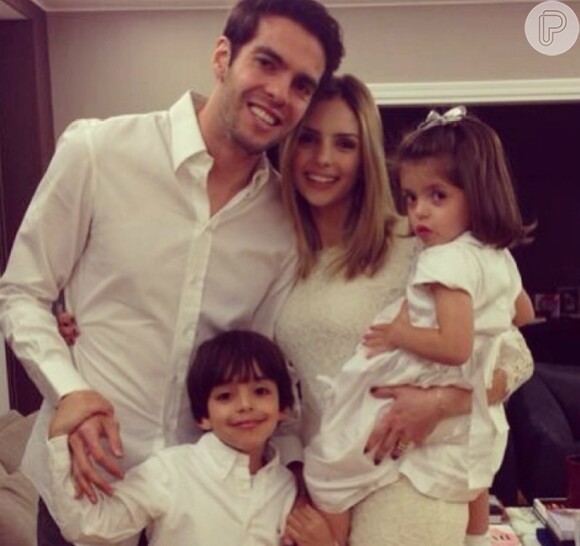 Kaká e a mulher Carol Celico posam com os filhos, Lucas e Isabella: 'Um beijo 2014!!! É assim quete recebemos! Um ano cheio de alegrias, bençãos, paz, saude e AMOR! Para todos!'