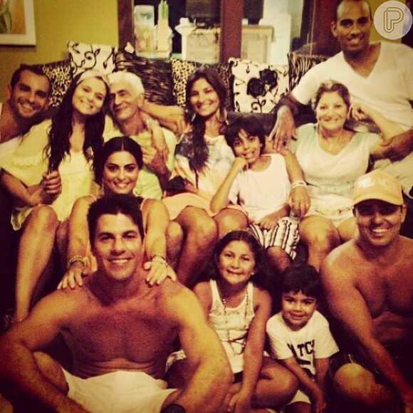 Juliana Paes comemorou o Ano-Novo em família: 'Assim começa 2014 , ao lado da família. Muita saúde, sucesso, paz, harmonia e realizações a todos', escreveu o irmão da atriz no perfil do Instagram