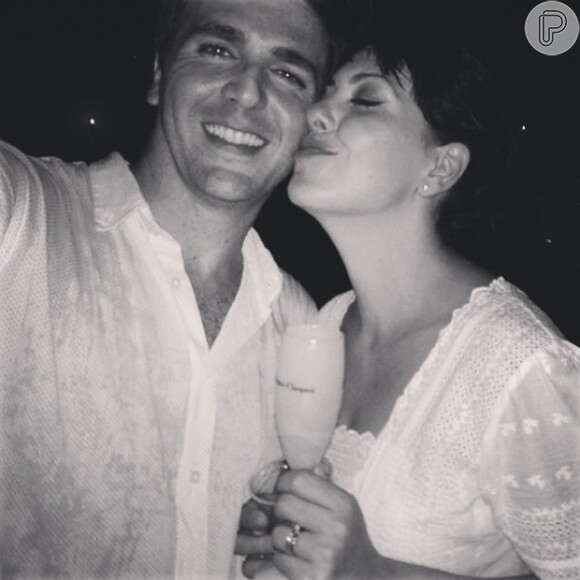 Fabiula Nascimento postou foto com o namorado, Felipe Bond, e uma taça de champanhe: 'Fenomenal 2014 e a realidade que eu sempre quis. Feliz Ano Novo', escreveu a atriz