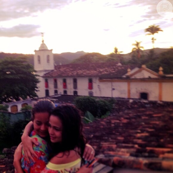 Nanda Costa deu as boas-vindas a 2014 ao lado da mãe em Paraty, cidade onde nasceu, na Costa Verde do Estado do Rio de Janeiro