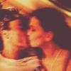 Julia Lemmertz publicou uma foto em clima apaixonado dando um beijo no marido, Alexandre Borges, com vários coração na legenda da imagem