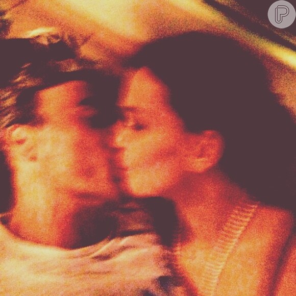 Julia Lemmertz publicou uma foto em clima apaixonado dando um beijo no marido, Alexandre Borges, com vários coração na legenda da imagem