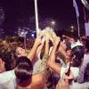 Juliana Paiva, atriz de 'Além do Horizonte', compartilhou uma foto no seu Instagram do momento do brinde com os amigos, à meia-noite, no Copacabana Palace