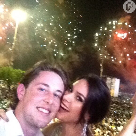 Fernanda Machado deu as boas-vindas a 2014 acompanhada do namorado, Robert Riskin, no hotel Copacabana Palace, onde assistiu ao show de fogos