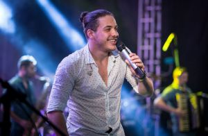 Wesley Safadão ensina a Lázaro Ramos como fazer o coque samurai. Veja vídeo!