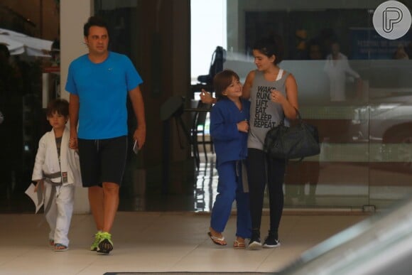 Vanessa Giácomo sai da academia abraçada ao filho mais velho, Raul, de 8 anos, enquanto o marido, Giuseppe Dioguardio, de mãos dadas com Moisés, de 6