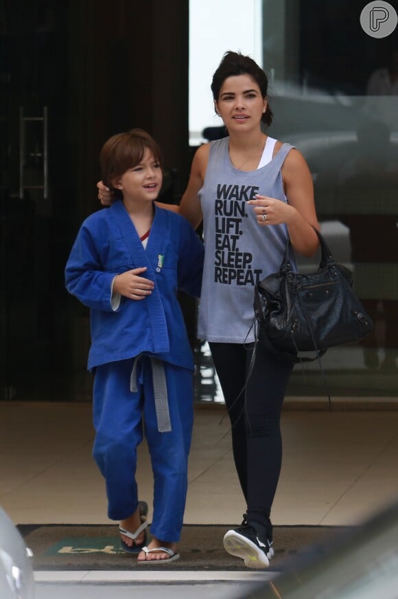 Vanessa Giácomo é vista saindo da academia com o marido, Giuseppe Dioguardio, e o filhos, Raul de 8 anos, Moisés, de 6