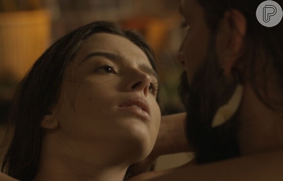 Milena (Giovanna Lancellotti) beijou Ralf (Henri Castelli), na novela 'Sol Nascente'