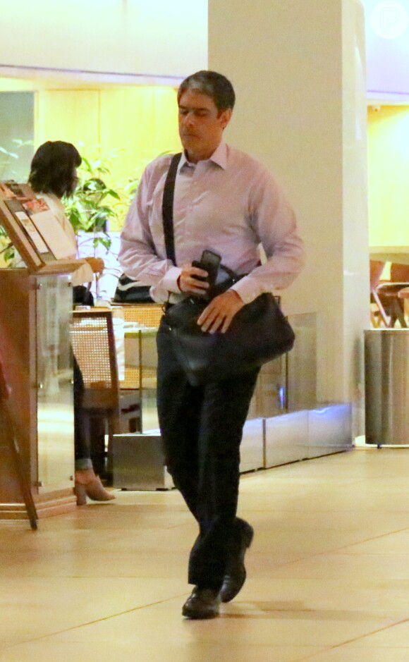 William Bonner comemorou seu aniversário de 53 anos ao lado dos filhos, Beatriz, Laura e Vinícius, em restaurante japonês do Village Mall, shopping da Barra da Tijuca, Zona Oeste do Rio, na noite desta quarta-feira, 16 de novembro de 2016