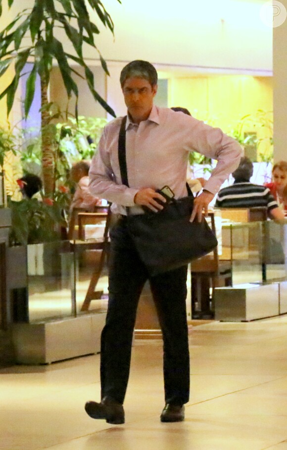 William Bonner comemorou seu aniversário de 53 anos ao lado dos filhos, Beatriz, Laura e Vinícius, em restaurante japonês do Village Mall, shopping da Barra da Tijuca, Zona Oeste do Rio, na noite desta quarta-feira, 16 de novembro de 2016