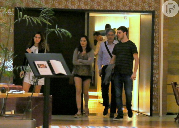 William Bonner comemorou seu aniversário de 53 anos ao lado dos filhos, Beatriz, Laura e Vinícius, em restaurante japonês do Village Mall, shopping da Barra da Tijuca, Zona Oeste do Rio, na noite desta quarta-feira, 16 de novembro de 2016