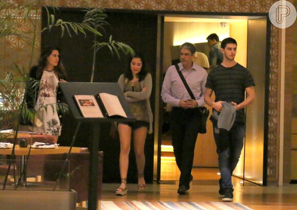 William Bonner comemorou seu aniversário de 53 anos ao lado dos filhos, Beatriz, Laura e Vinícius, em restaurante japonês do Village Mall, shopping da Barra da Tijuca, Zona Oeste do Rio, na noite desta quarta-feira, 16 de novembro de 2016