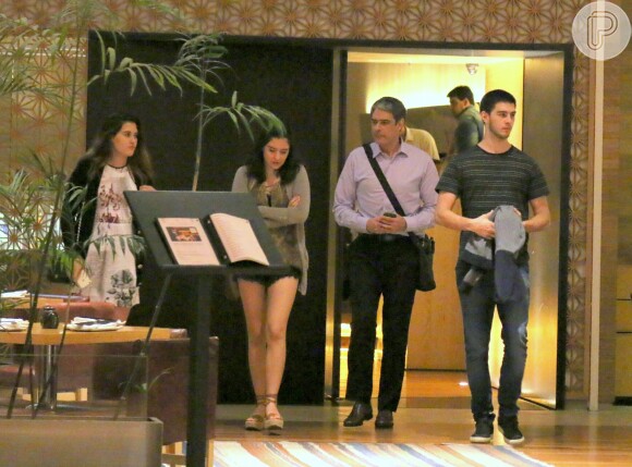 William Bonner comemorou seu aniversário de 53 anos ao lado dos filhos, Beatriz, Laura e Vinícius, em restaurante japonês do Village Mall, shopping da Barra da Tijuca, Zona Oeste do Rio, na noite desta quarta-feira, 16 de novembro de 2016