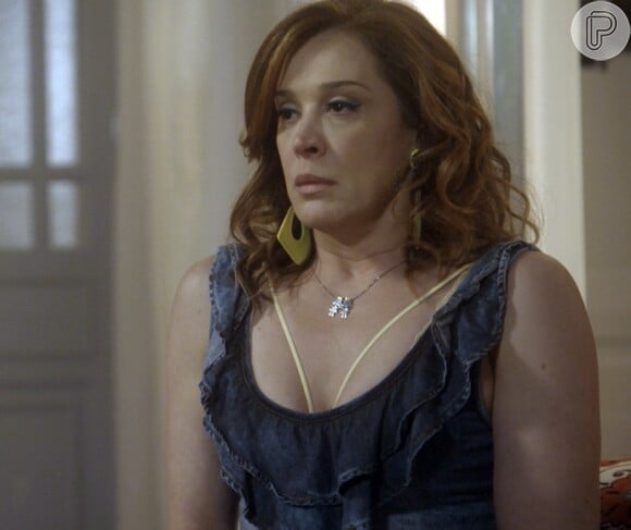 Salete (Claudia Raia) foi alvo de um barraco de Keila (Carolina Lopez) por ciúmes, na novela 'A Lei do Amor'
