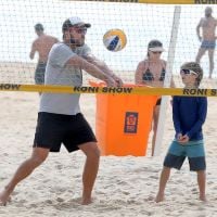 Rodrigo Hilbert joga vôlei com filho Francisco e se refresca em praia. Fotos!