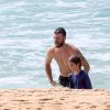 Rodrigo Hilbert joga vôlei com o filho Francisco na praia do Leblon, Zona Sul do Rio, nesta quinta-feira, 17 de dezembro de 2016