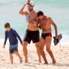 Rodrigo Hilbert joga vôlei com o filho Francisco na praia do Leblon, Zona Sul do Rio, nesta quinta-feira, 17 de dezembro de 2016