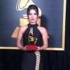 Paula Fernandes posa com troféu do Grammy Latino  2016