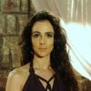 Raabe (Miriam Freeland) não aceita fazer sexo com Melquias (Gabriel Gracindo) em troca de dinheiro, na novela 'A Terra Prometida'