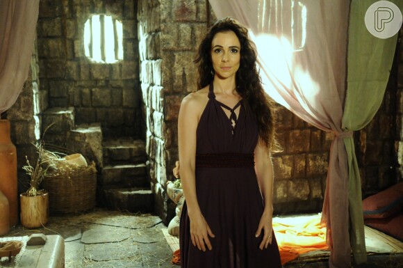 Raabe (Miriam Freeland) não aceita fazer sexo com Melquias (Gabriel Gracindo) em troca de dinheiro, na novela 'A Terra Prometida'
