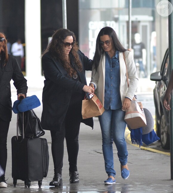 Letícia Lima faz coração com as mãos ao embarcar junto com Ana Carolina nesta sexta-feira, dia 18 de novembro de 2016