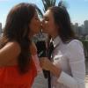 Monica Iozzi dá selinho em Ivete Sangalo durante gravação do 'CQC'