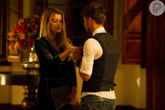 Léo (Rafael Vitti) se declara para Diana (Alinne Moraes) e os dois passam a noite juntos, na novela 'Rock Story'
