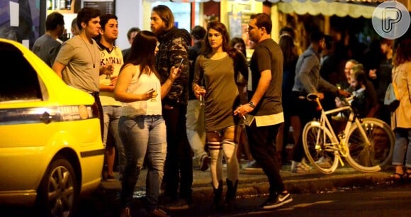 Priscila Fantin usou meias 5/8, acima dos joelhos, coturnos e camisa comprida para tomar um chop com os amigos e o marido, Renan Abreu