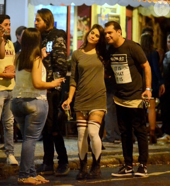 Priscila Fantin chama atenção por usar meias acima dos joelhos em um bar no Rio