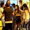 Priscila Fantin esteve em uma noite de diversão com o marido, Renan Abreu e amigos, em um bar carioca