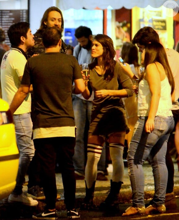 Priscila Fantin esteve em uma noite de diversão com o marido, Renan Abreu e amigos, em um bar carioca